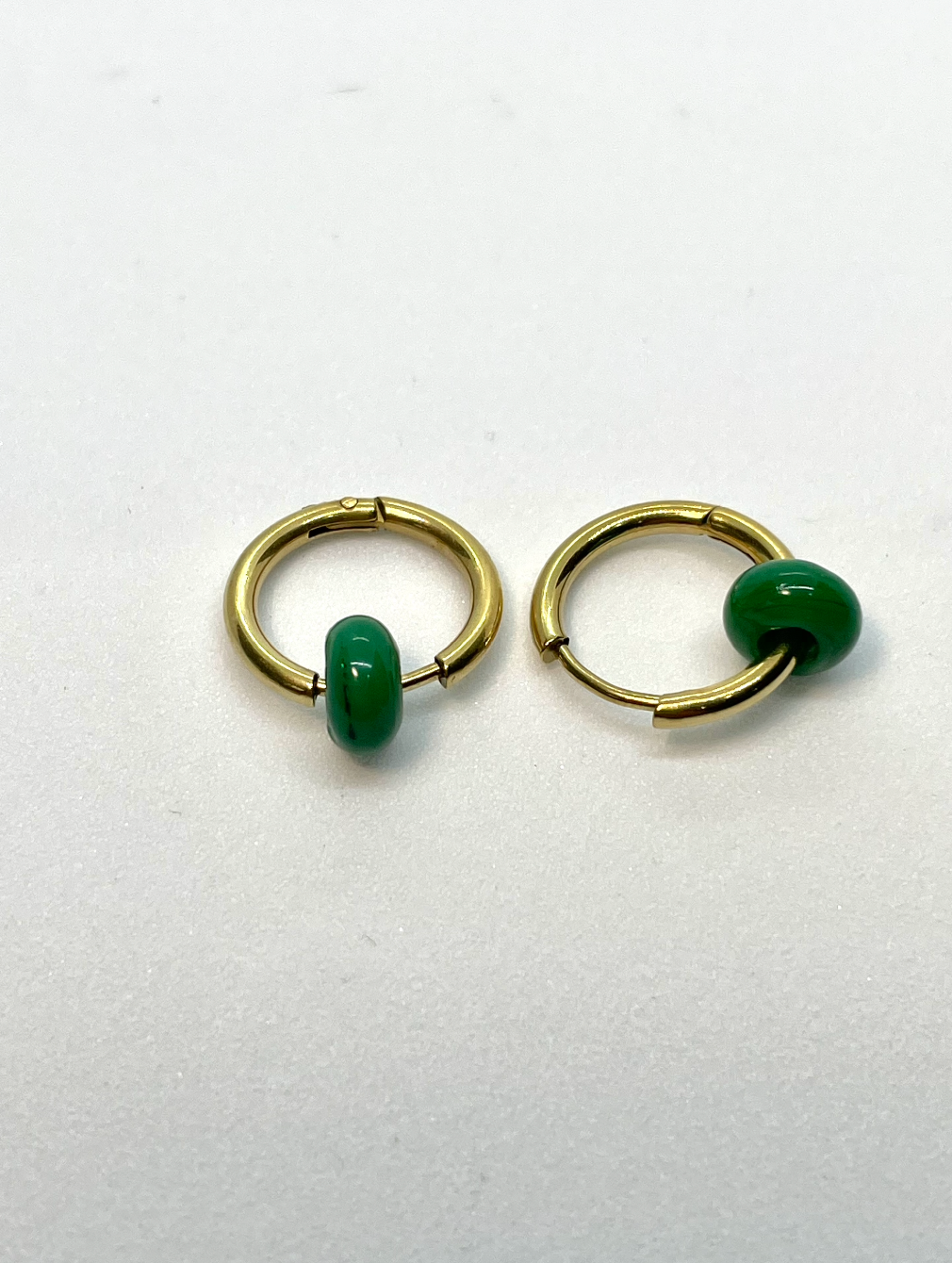 Aretes tipo argolla verdes