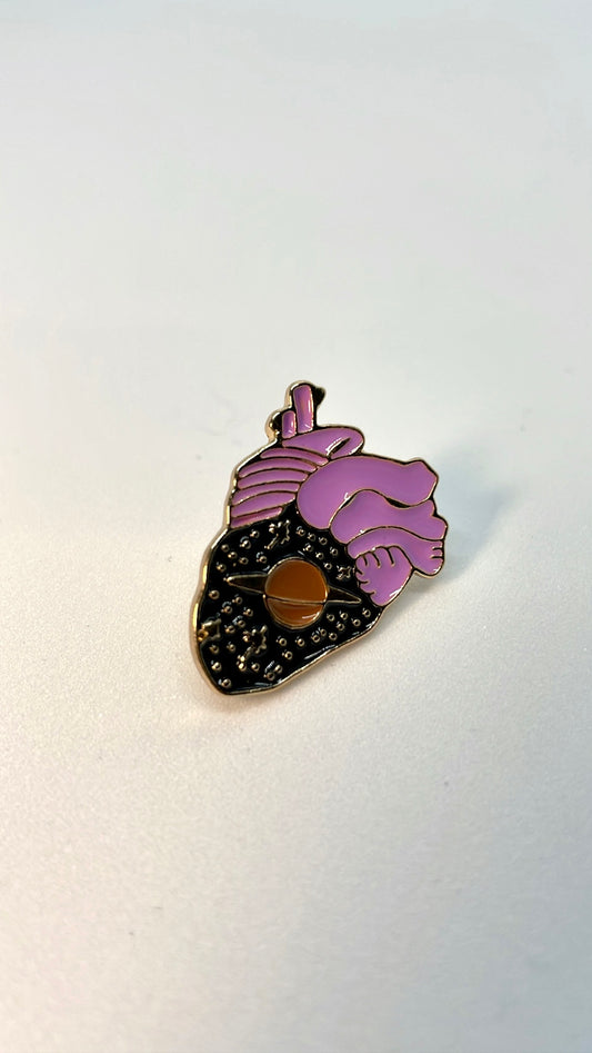 Pin corazón planeta